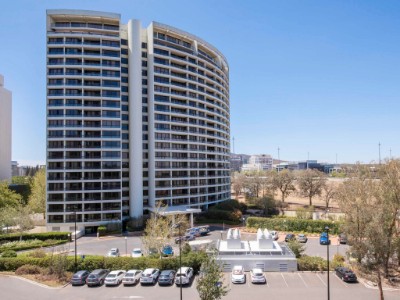 Breakfree Capital Tower - 500m to the conference venue