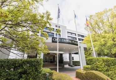 Crowne Plaza Canberra - 200m from forum venue