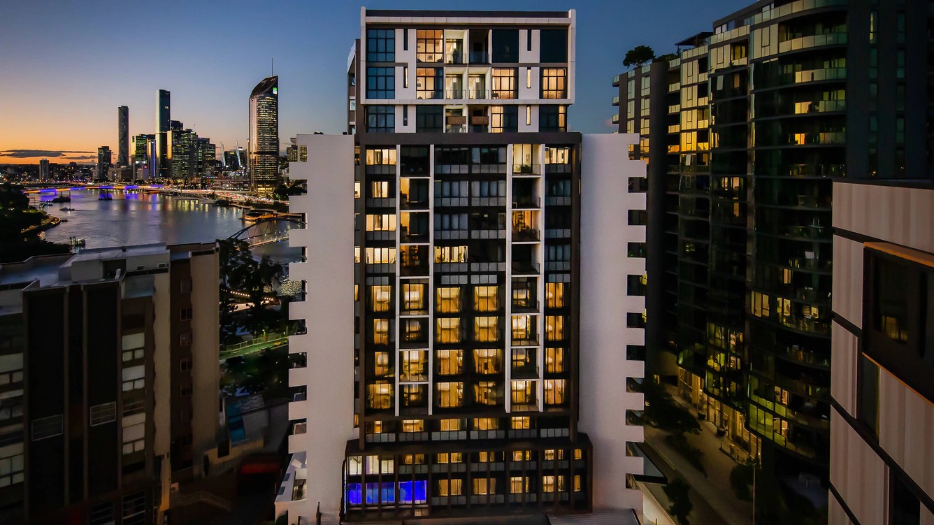 Courtyard by Marriott South Bank facade