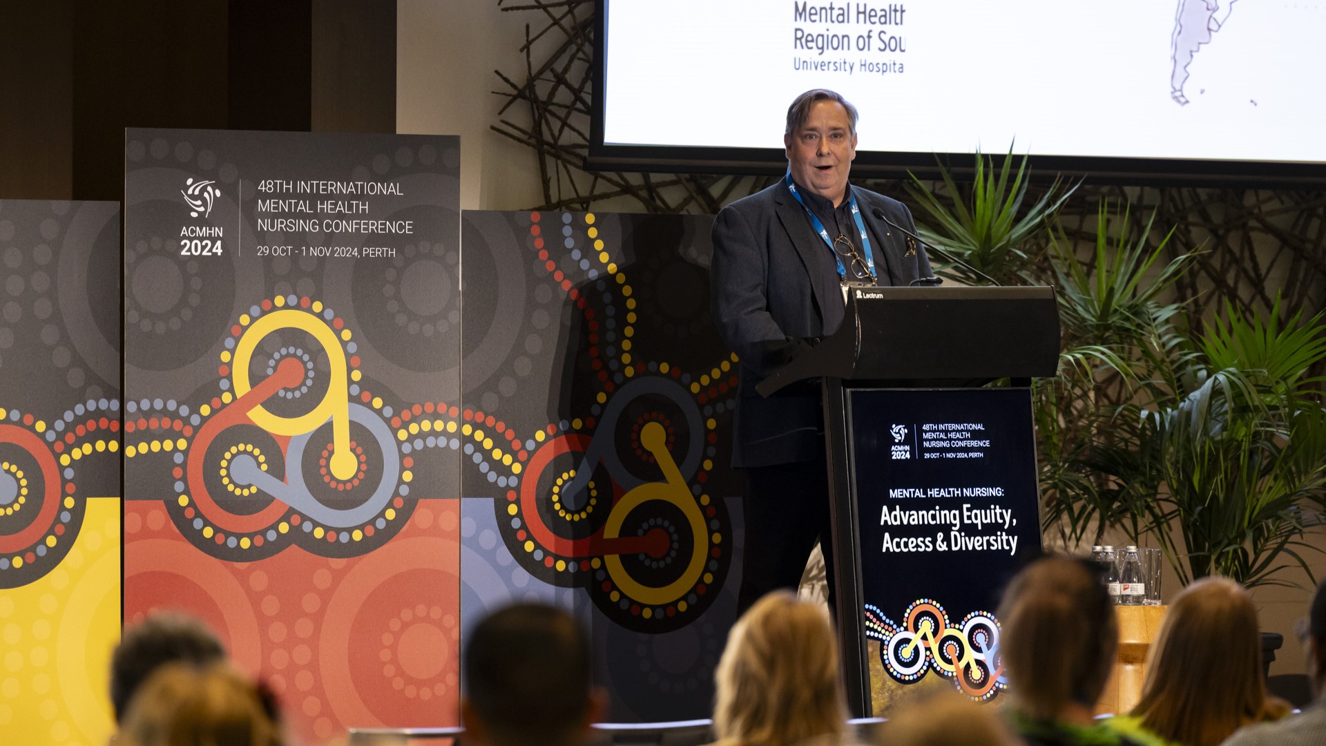 Professor Frederik Alkier Gildberg speaking at a podium.