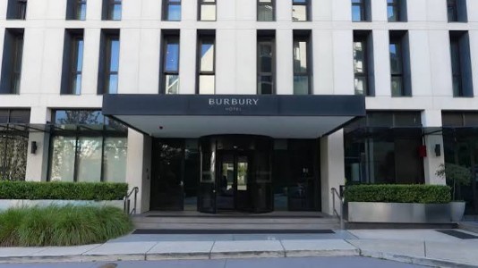 Burbury Hotel & Apartments