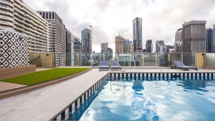 Oaks Hyde Park Plaza