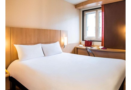 Ibis Suresnes