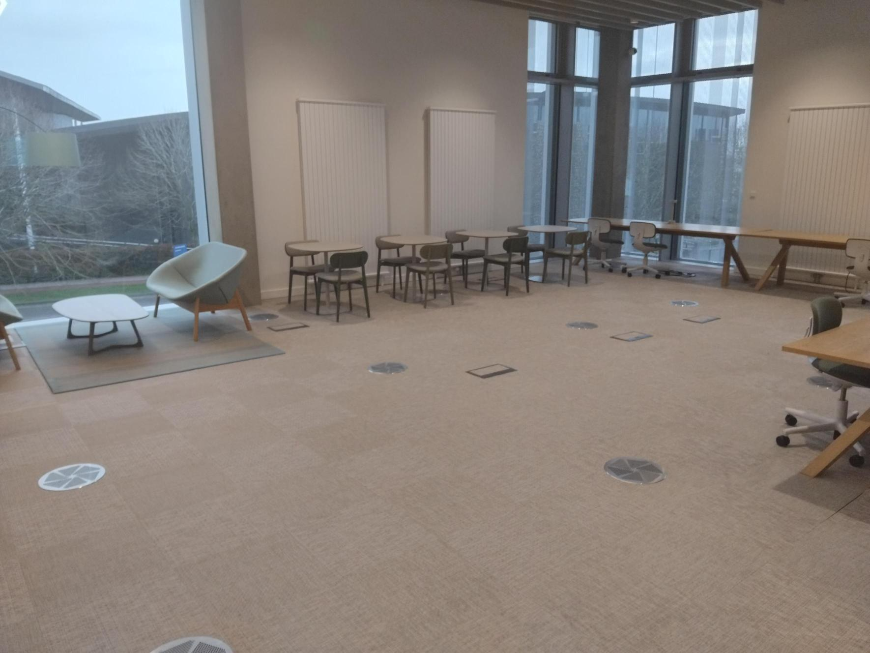 A room with tables and chairs  Description automatically generated