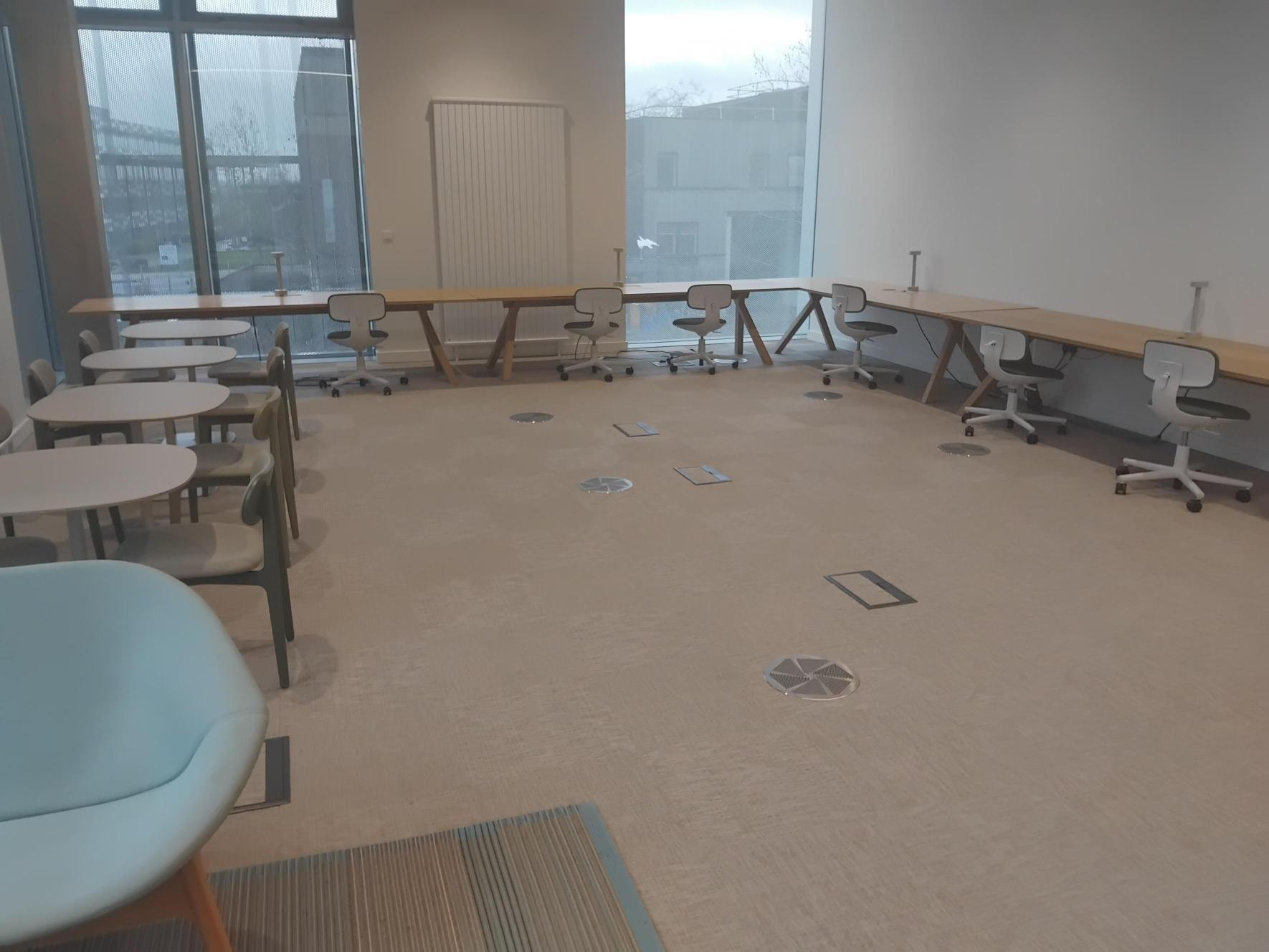 A room with tables and chairs  Description automatically generated